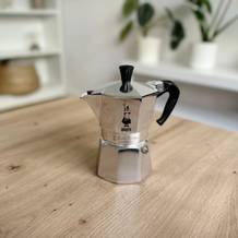 Espressokocher im Test: Bialetti Moka Express steht auf einem Tisch.