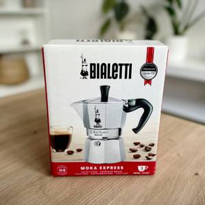 Espressokocher im Test: Verpackung einer Bialetti Moka Express steht auf einem Tisch.