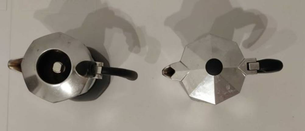 Im Test: Zwei Bialetti von oben auf einer hellen Fläche.