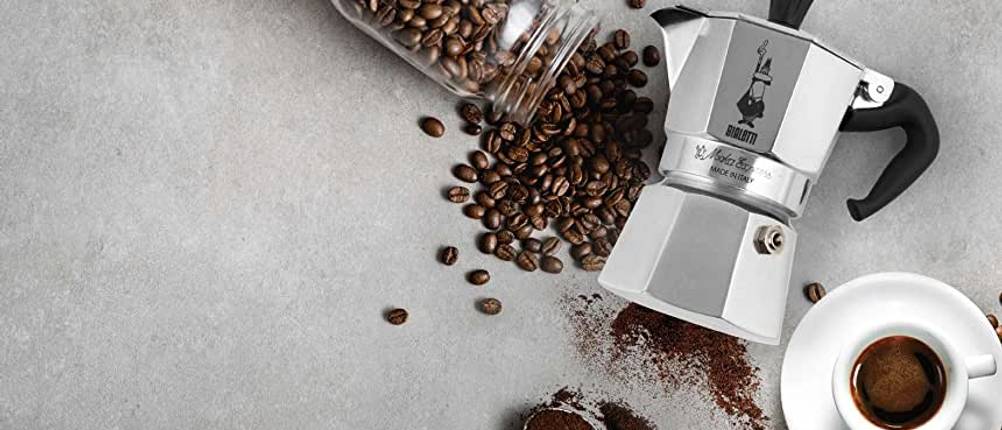 Bialetti-Test: ein liegender Espressokocher mit ganzen Bohnen