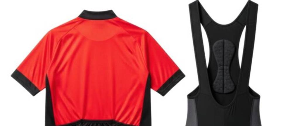Bibshorts-Herren-Test: Eine schwarze Bibshort neben einem rot-schwarzen Trikot vor weißem Hintergrund.