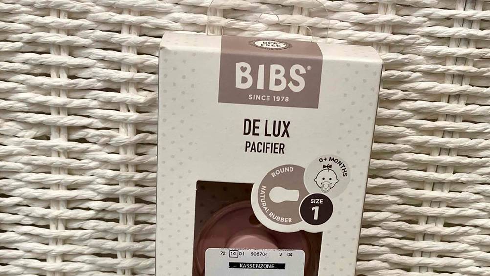Nahaufnahme des Logos und der Artikelbezeichnung auf der Verpackung der getesteten BIBS-Schnuller.