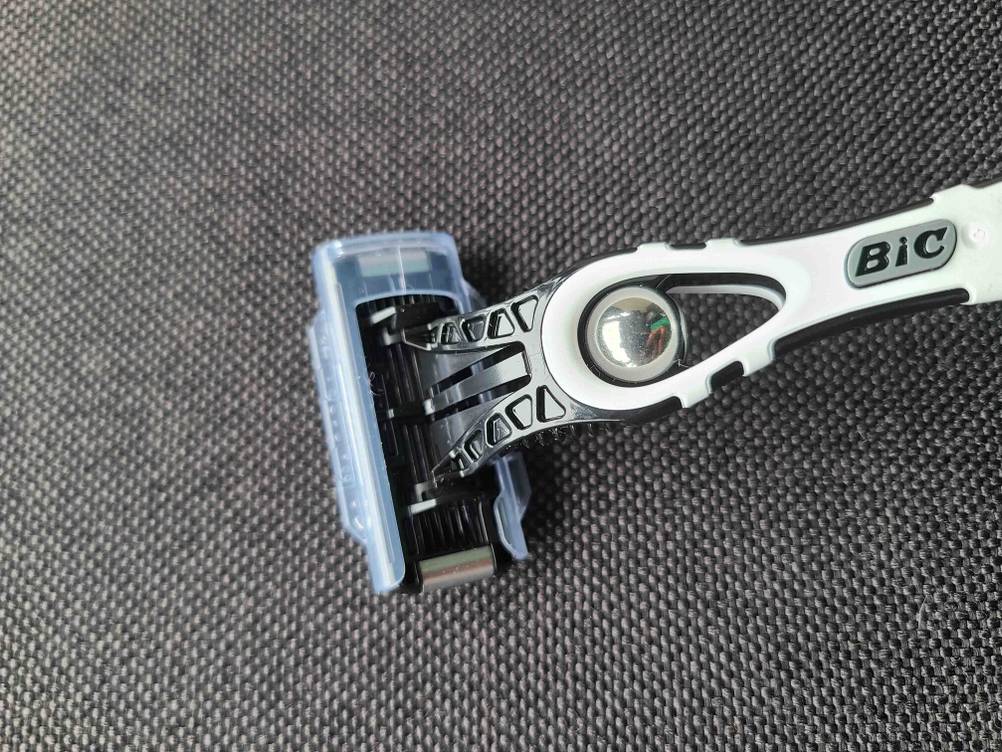 Der getestete Bic-Rasierer von oben mit Nahaufnahme auf die abgedeckte Klinge.