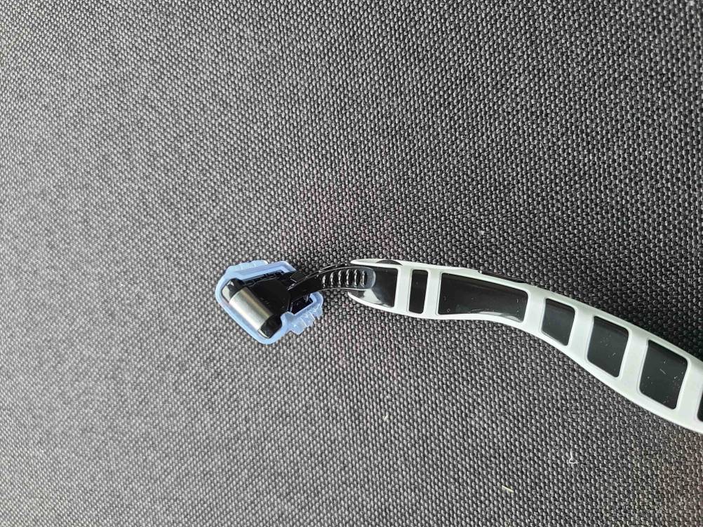 Seitenansicht des Bic-Rasierer im Test auf einem grauen Untergrund.