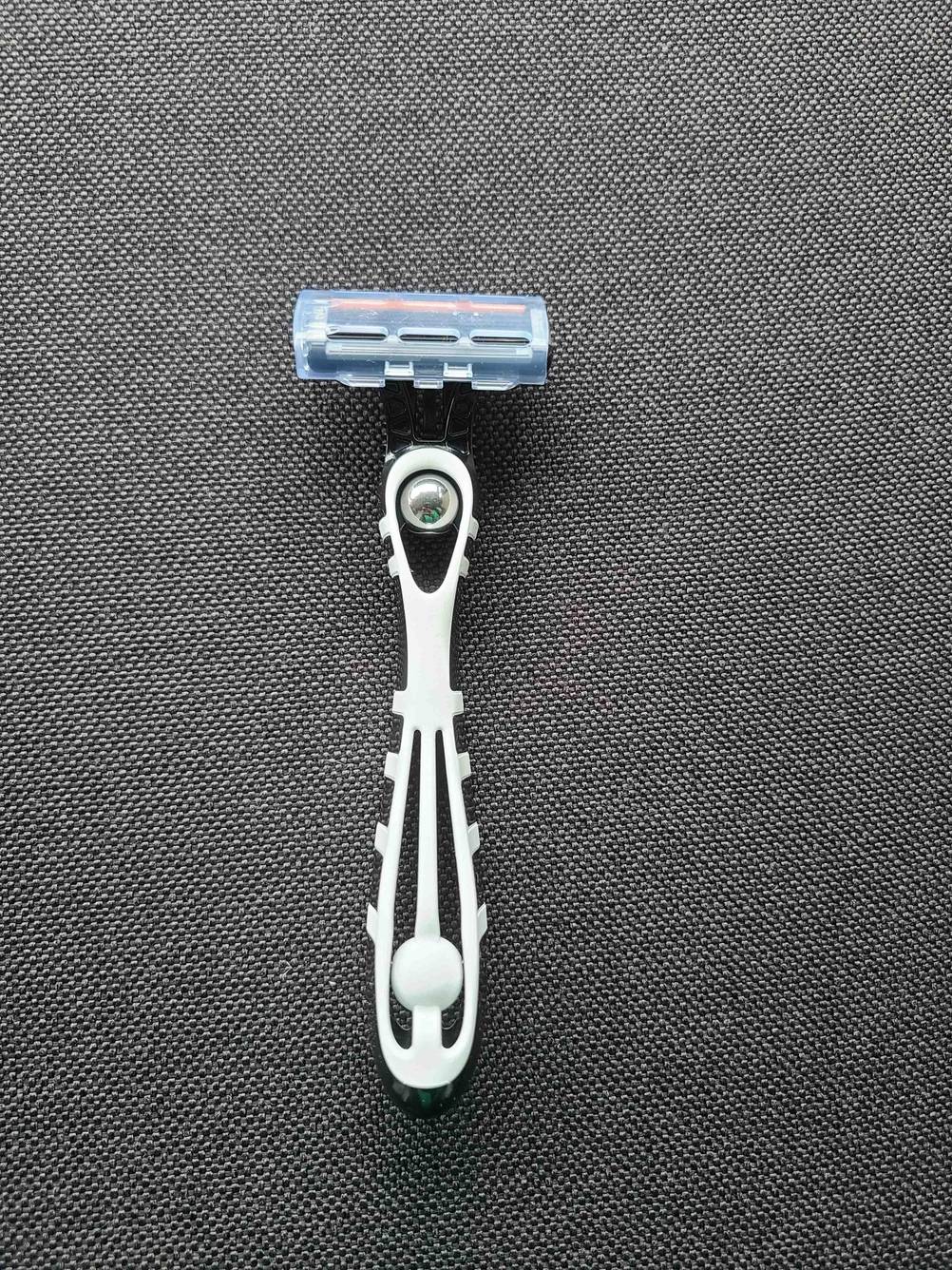 Der getestete Bic-Rasierer von unten auf einer dunklen Fläche.