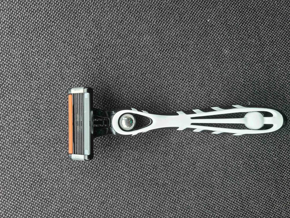 Der getestete Bic-Rasierer von unten auf einer dunklen Fläche.
