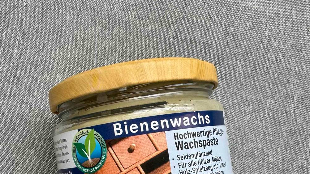Bienenwachs getestet: Nahaufnahme des Labels auf dem Glas mit Arikelbezeichnung.
