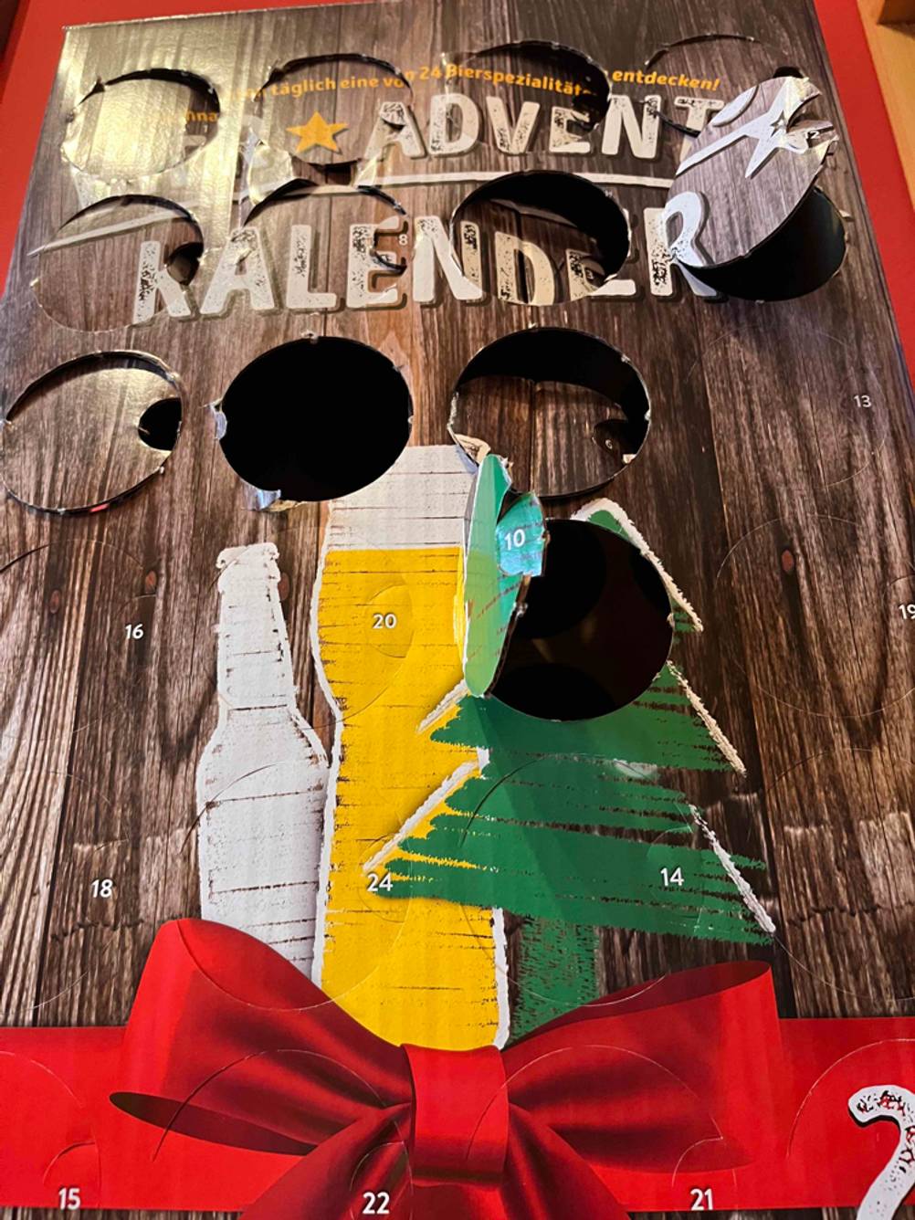Bier-Adventskalender im Test: Nahaufnahme der Öffnungen.
