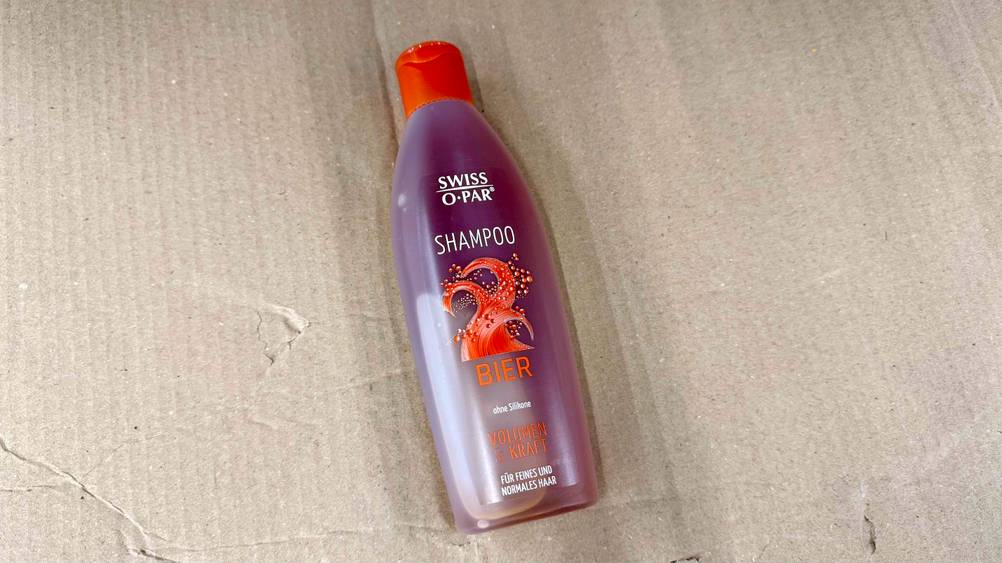 Ein Bier-Shampoo im Test von oben auf einem Karton.