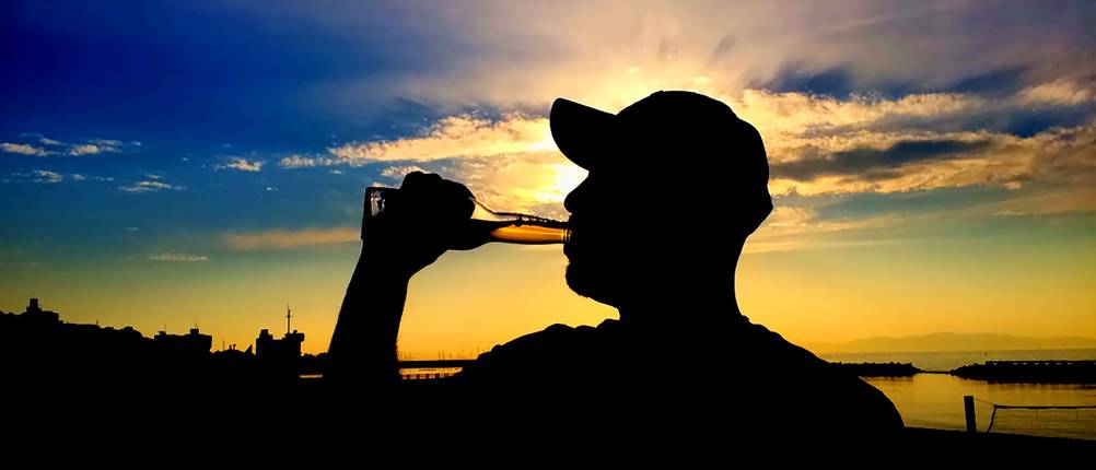 bierflasche oder glas trinken