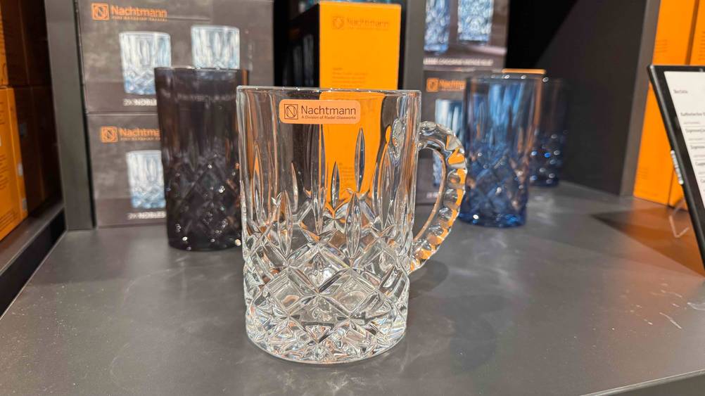 Auf einem grauen Regal steht ein Bierglas im Test.