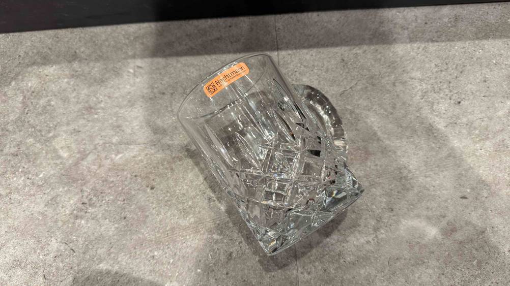 Biergläser getestet: Ein Glas auf einem grauen Boden.