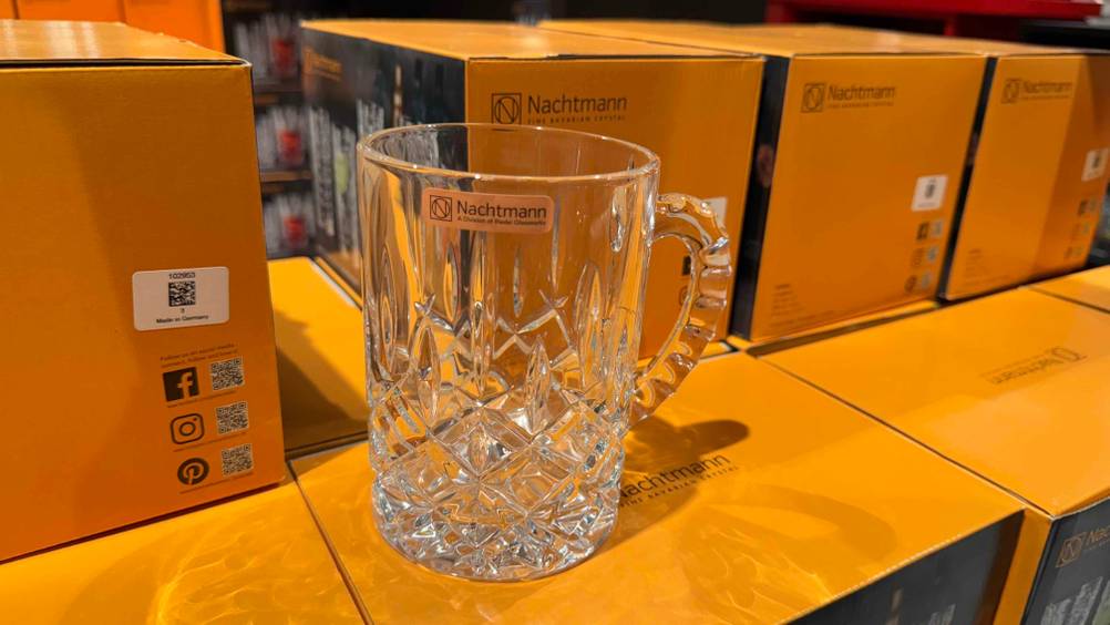 Ein getestetes Bierglas steht auf gelben Kartons.