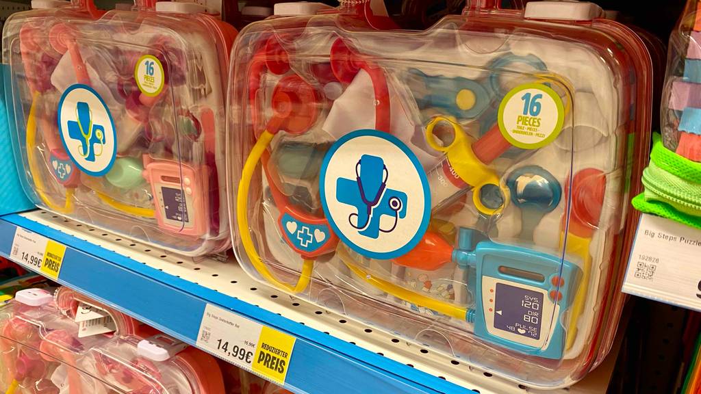 Getestet: Arztkoffer für Kinder mit transparentem Deckel steht in einem Regal zum Verkauf ausgestellt.
