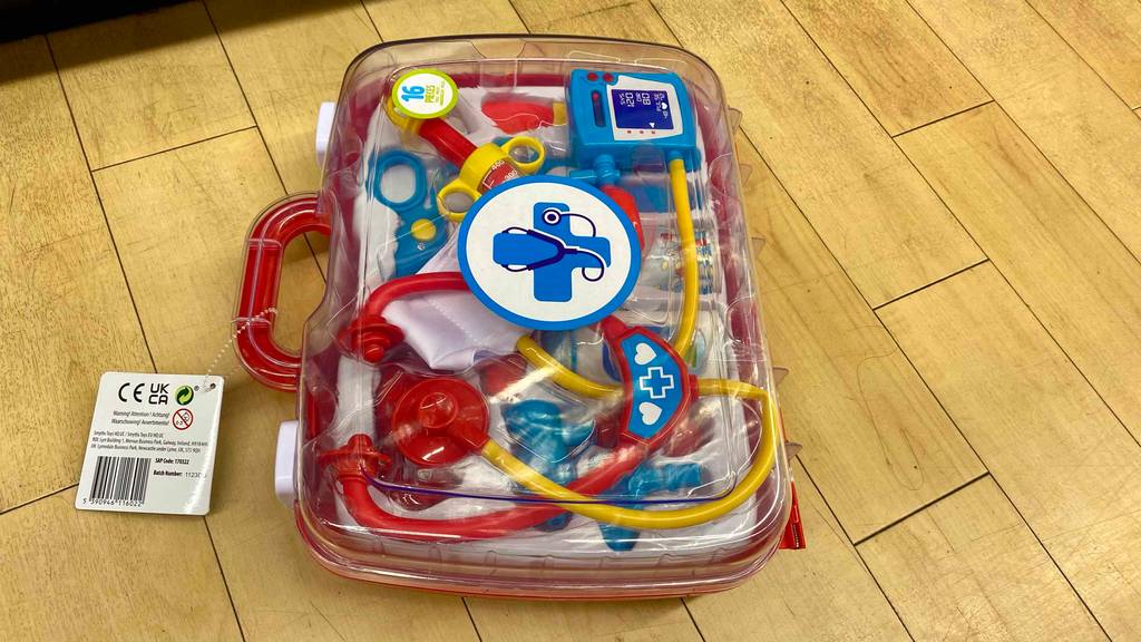 Arztkoffer für Kinder im Test: durchsichtiger Arztkoffer für Kinder liegt auf einem Holzboden.