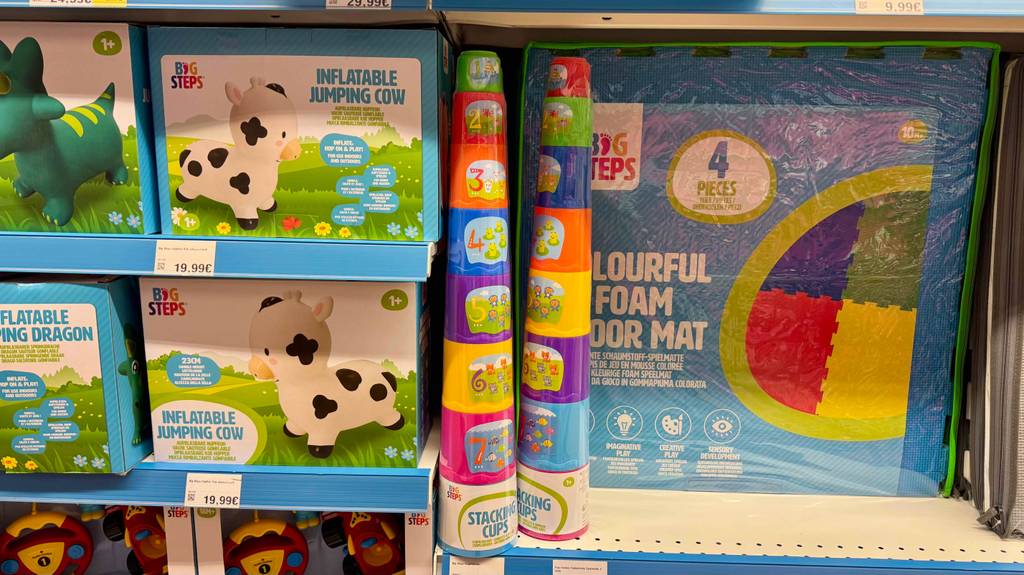 Getestete Stapelbecher: Zwei Konfektionen mit bunten Stapelbechern inklusive Nummerierung und Nummernbildern stehen auf einem Kinderspielzeug-Regal.