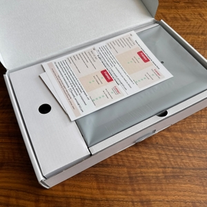 Geöffneter Karton Bigasuo Frameo 10,1 Zoll