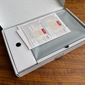 Geöffneter Karton Bigasuo Frameo 10,1 Zoll