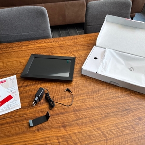 Karton mit Bilderrahmen Bigasuo Frameo 10,1 Zoll und Zubehör