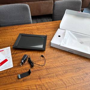 Karton mit Bilderrahmen Bigasuo Frameo 10,1 Zoll und Zubehör