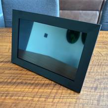 Bigasuo Frameo 10,1 Zoll ausgeschaltet auf dem Tisch