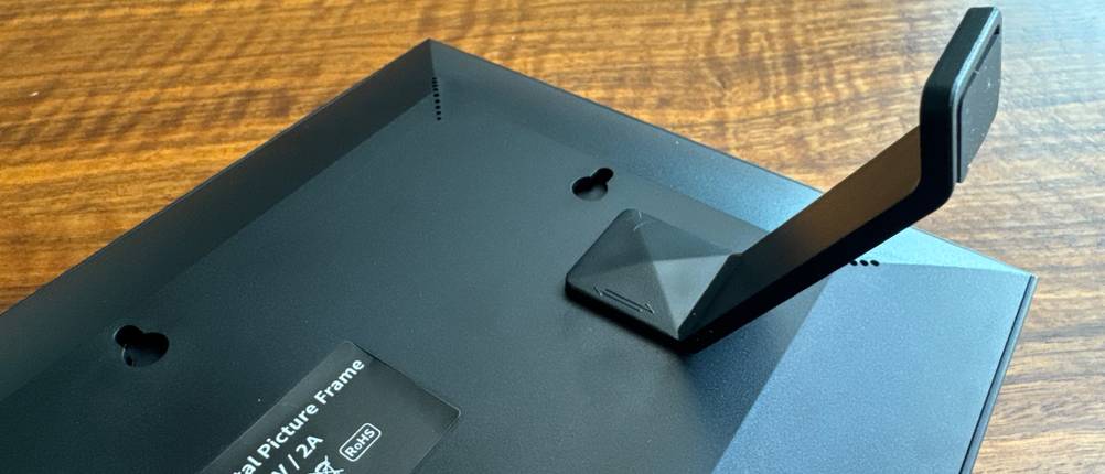 Ständer montiert beim Bigasuo Frameo 10,1 Zoll