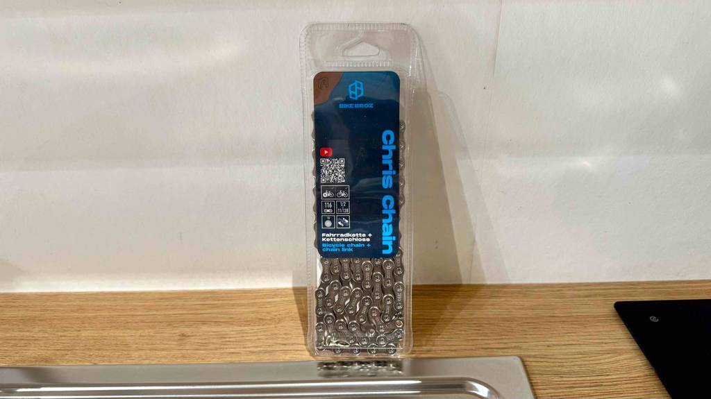 Eine Packung Fahrradketten lehnt zum testen an eine Wand.
