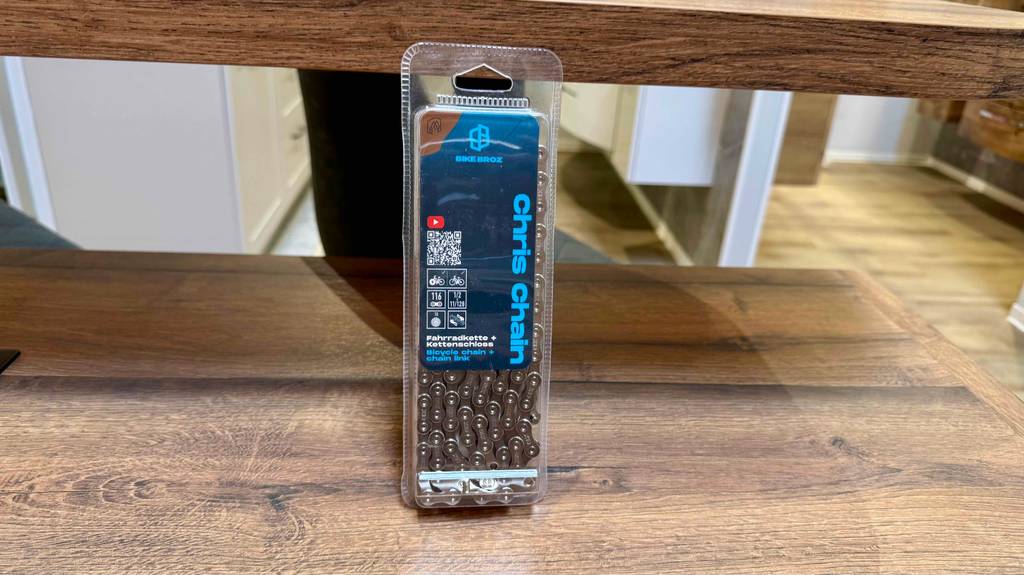 Fahrradketten getestet: Eine Packung steht auf einer Holzfläche.
