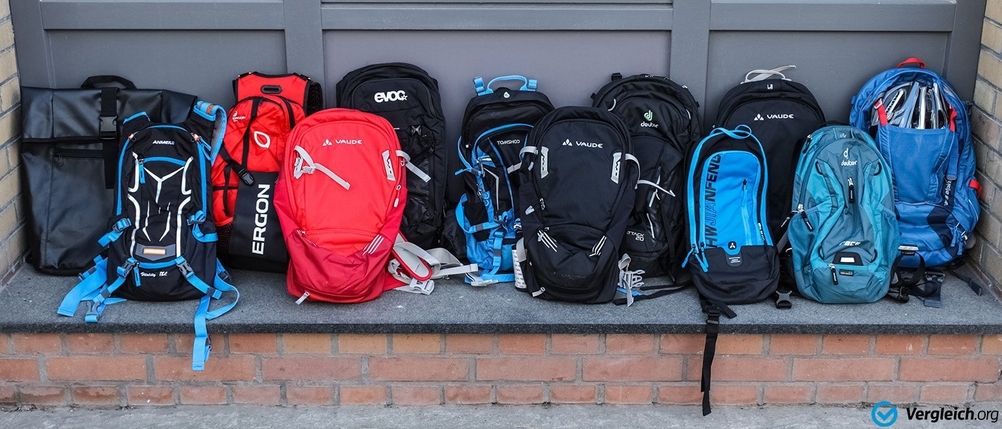 Einige getestete Fahrradrucksäcke liegen nebeneinander.