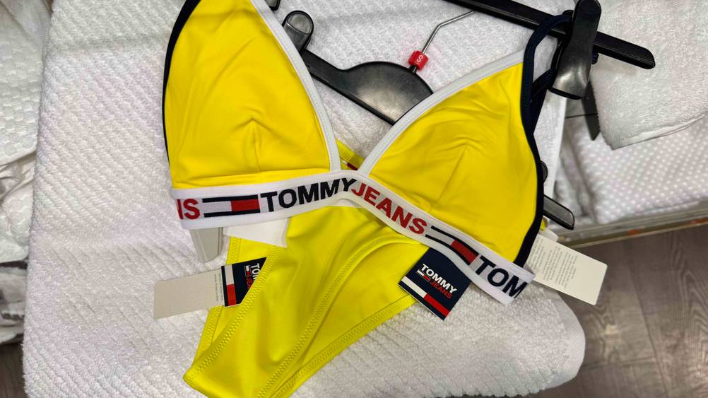 Gestestet: Der Bikini liegt auf mehreren Handtüchern.