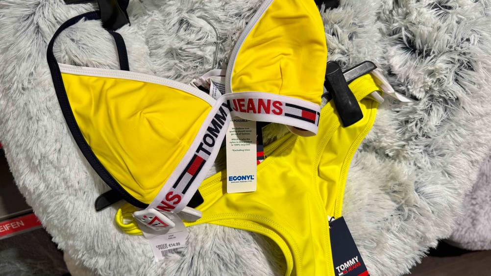 Auf einem Fell befindet sich der Bikini im Test.