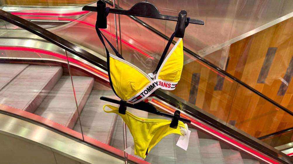 Bikini im Test: Der Bikini hängt an einer Rolltreppe.
