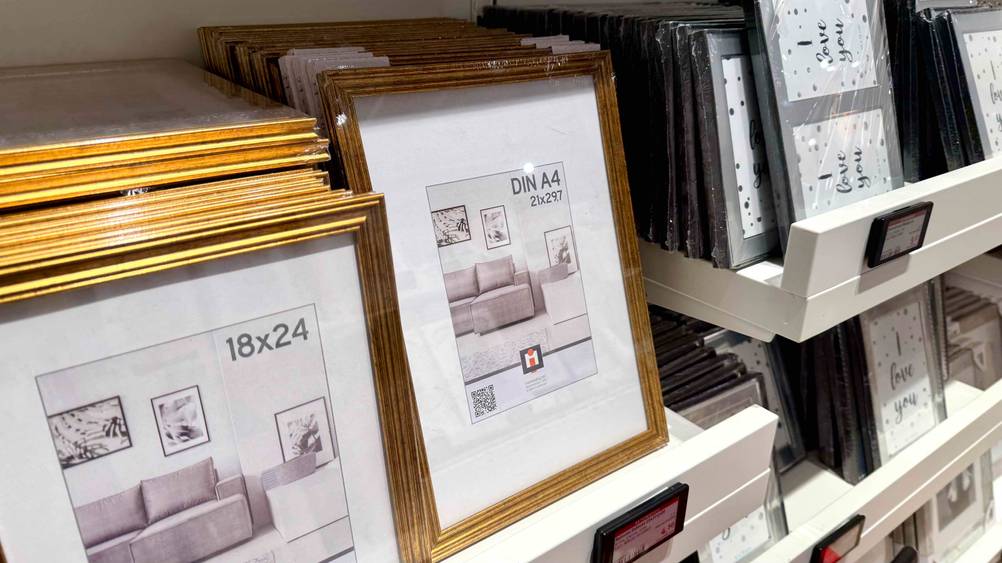 Bilderrahmen getestet: Mehrere Rahmen in einem Regal.