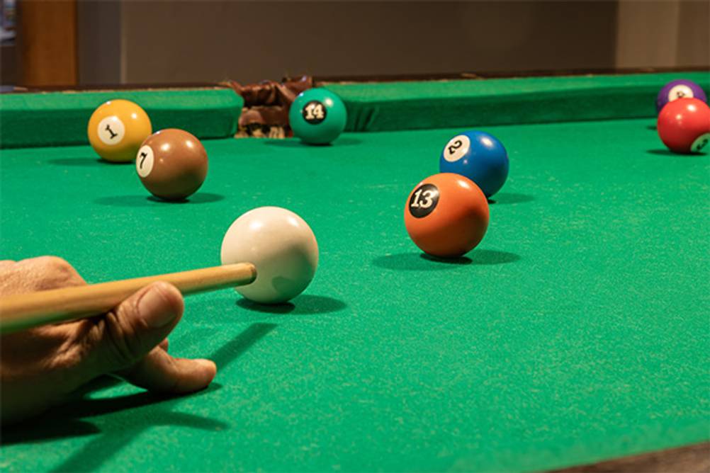 Billardkugeln im Test: Ein aktives Spiel, bei dem noch viele volle Zahlen auf dem Tisch liegen.