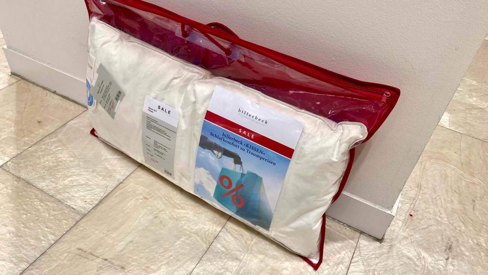 Daunenkissen getestet: Kissen lehnt an der Wand.