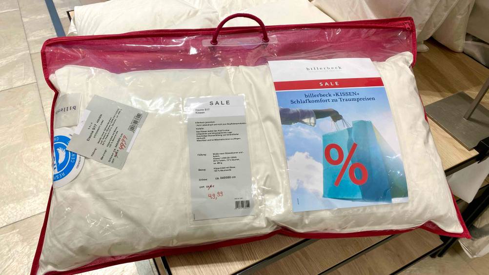 Daunenkissen im Test: Kissen befindet sich in einer roten Verpackung.