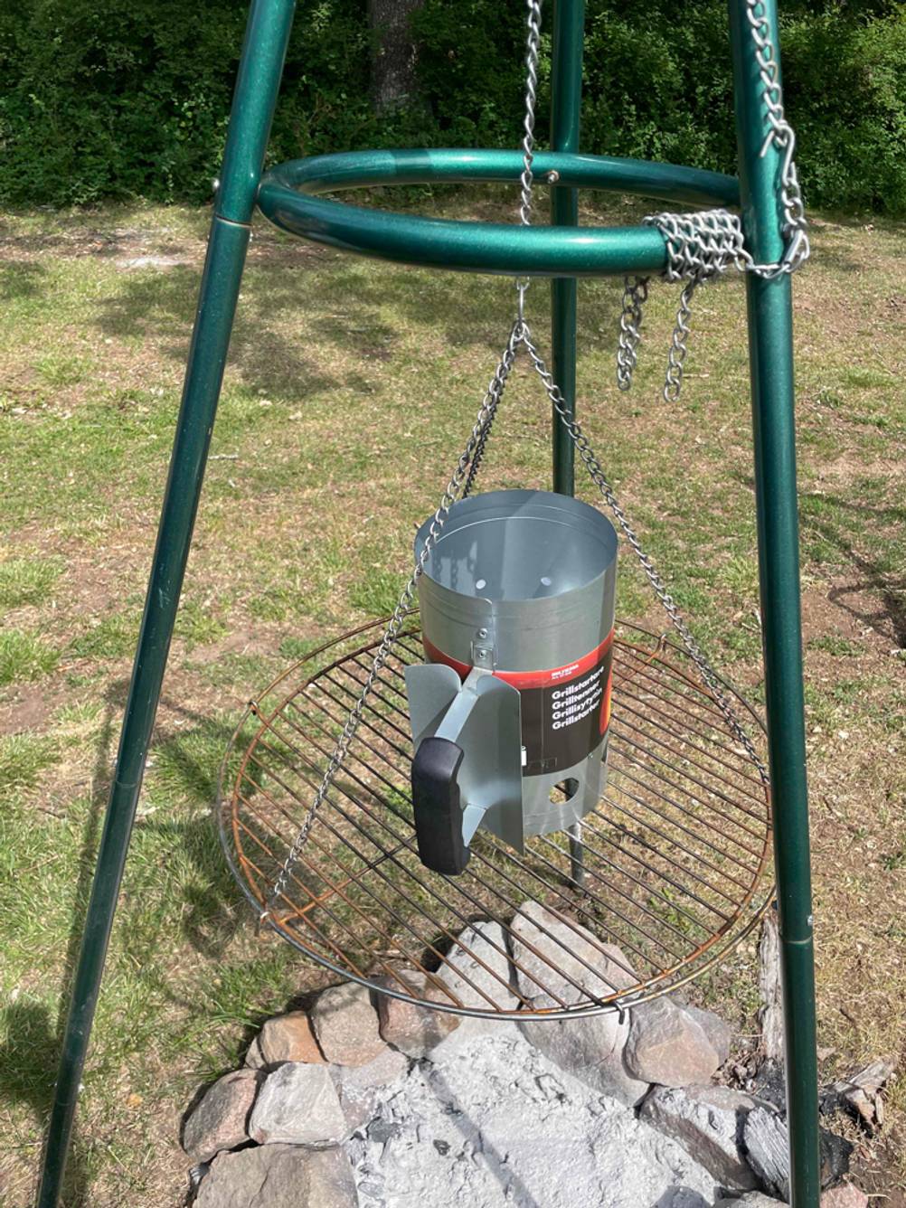 Ein Anzündkamin wird auf einem Grillrost getestet.
