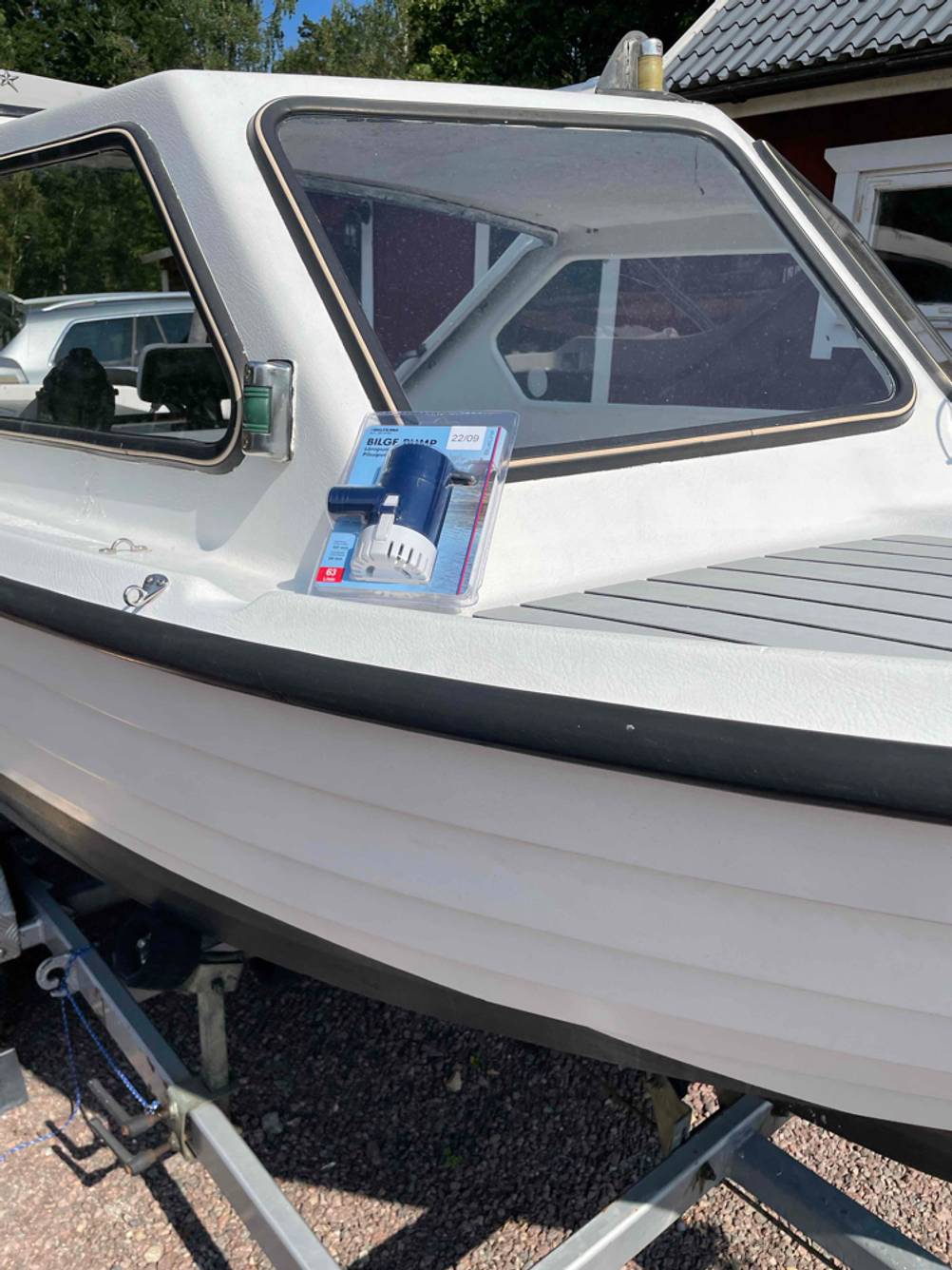 Eine verpackte Bilgenpumpe liegt zum Testen auf einem Boot.