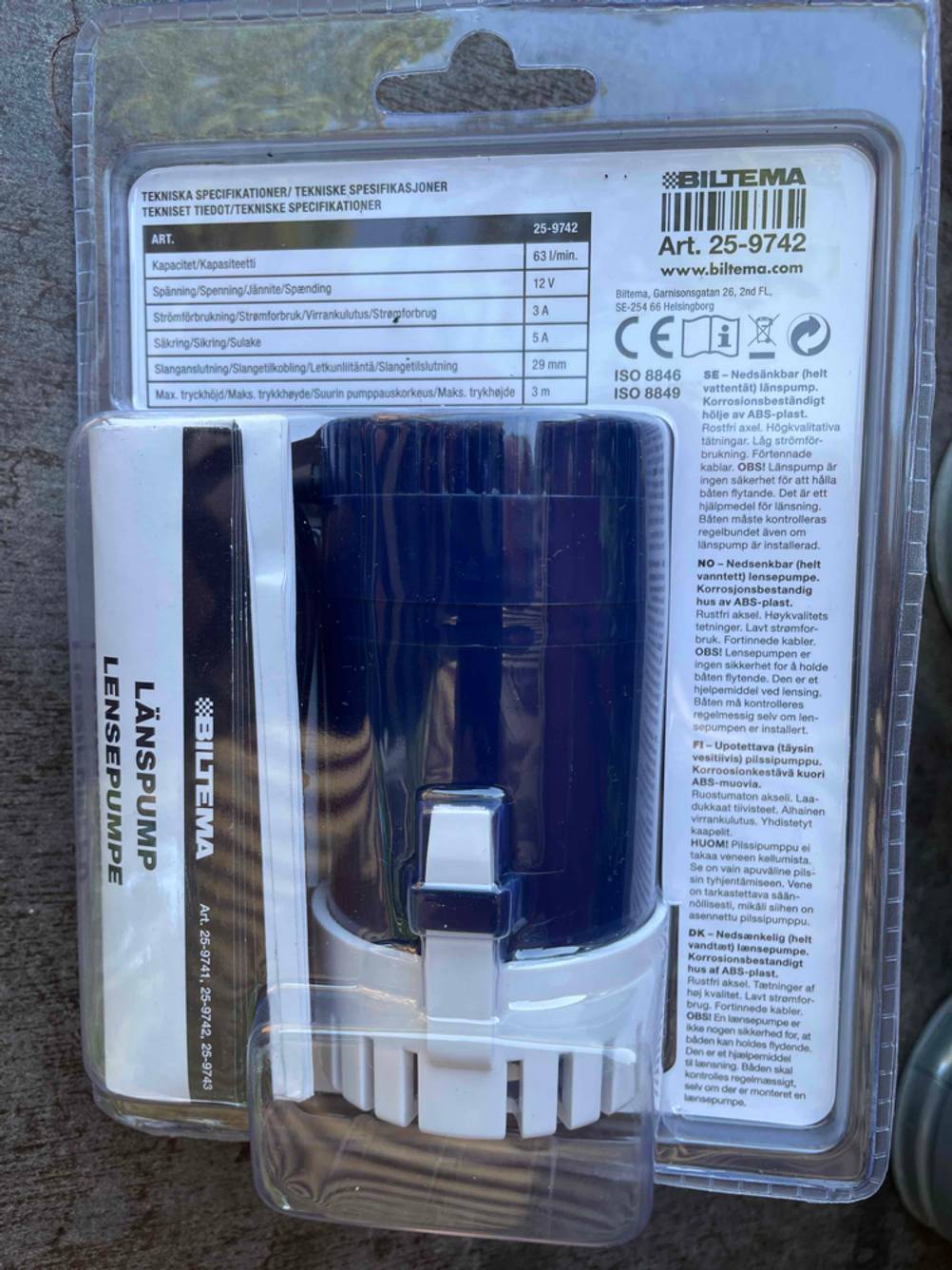 Im Test: Rückseite einer verpackten Bilgenpumpe.