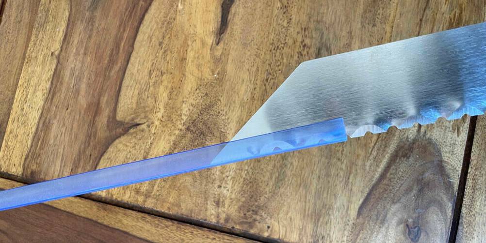 Detailansicht der Klinge inklusive Schutzverkleidung eines Dämmstoffmessers im Test.