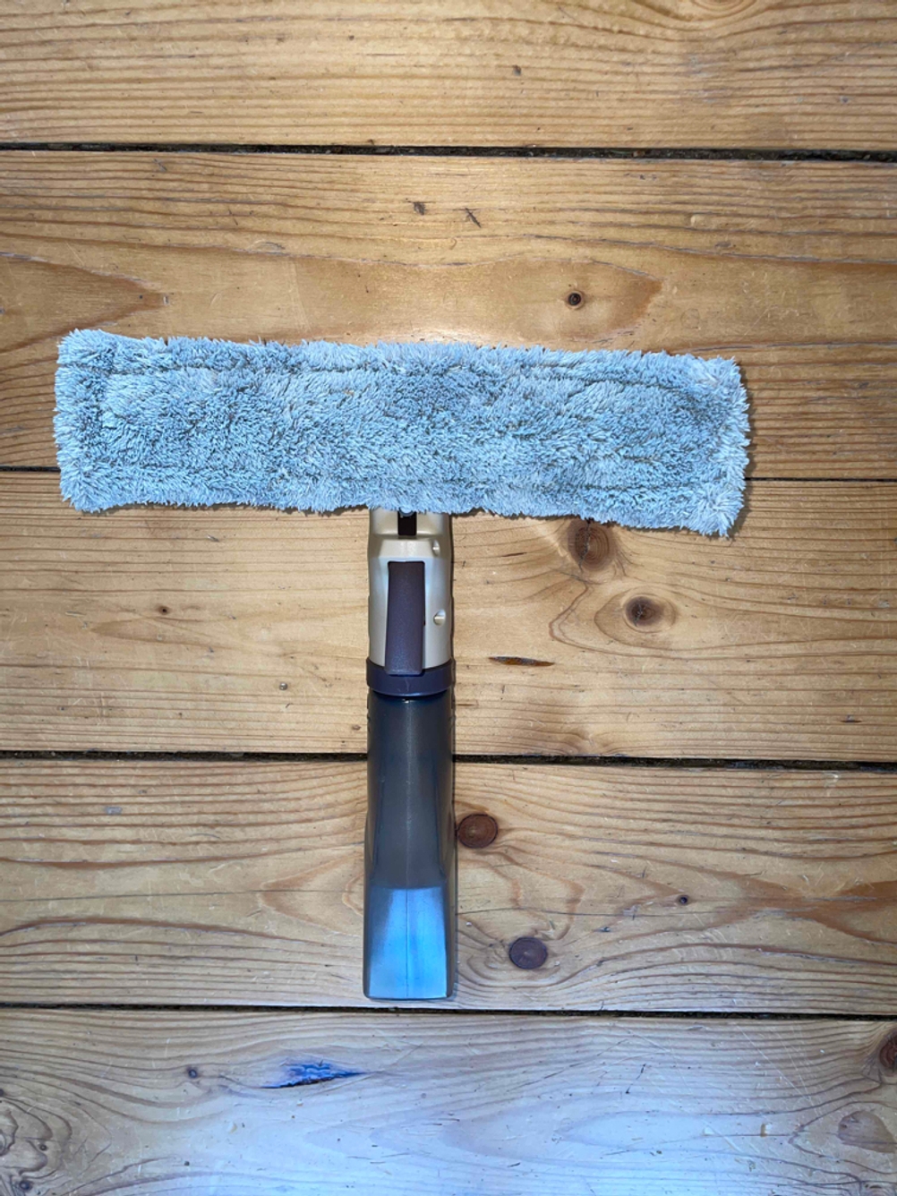 Fensterwischer-Test: Fensterwischer mit Tuch liegt auf einem Holzboden