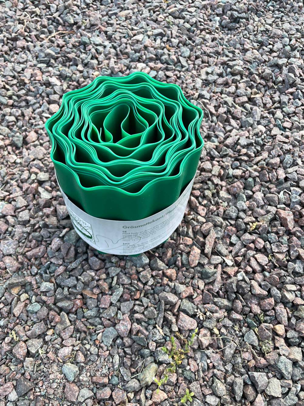 aufgerollte Plastikrasenkante