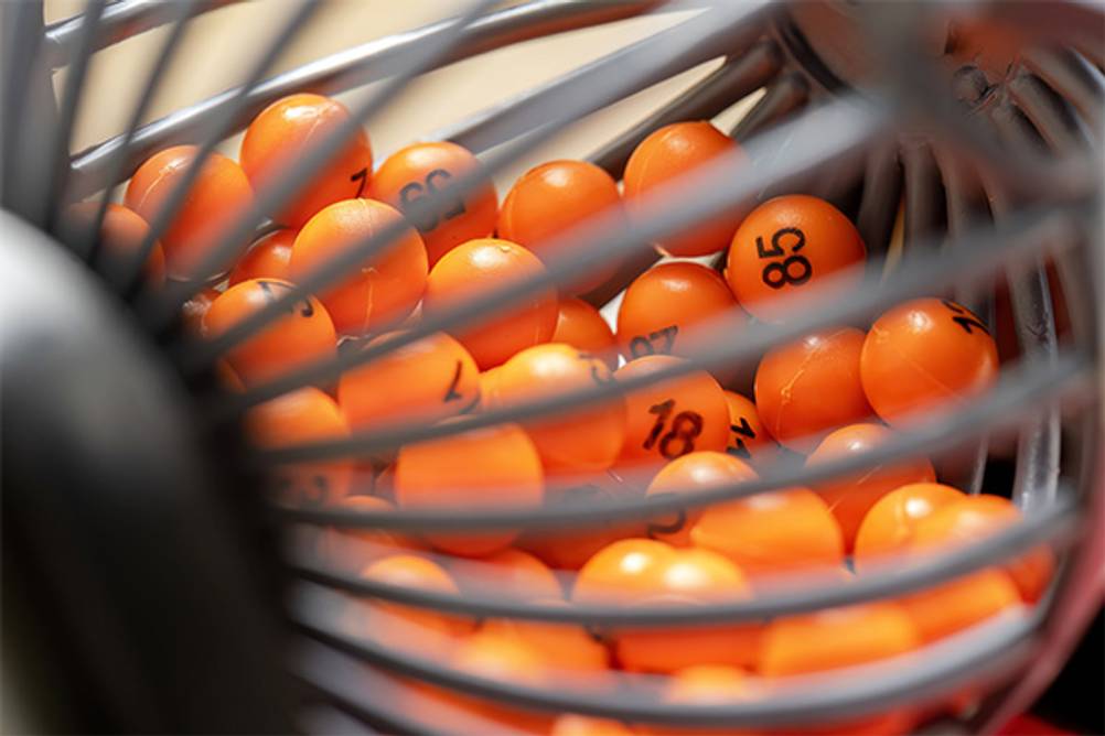 Bingo-Spiel im Test: Orangene Kugeln in der Trommel mit schwarzen Zahlen darauf.