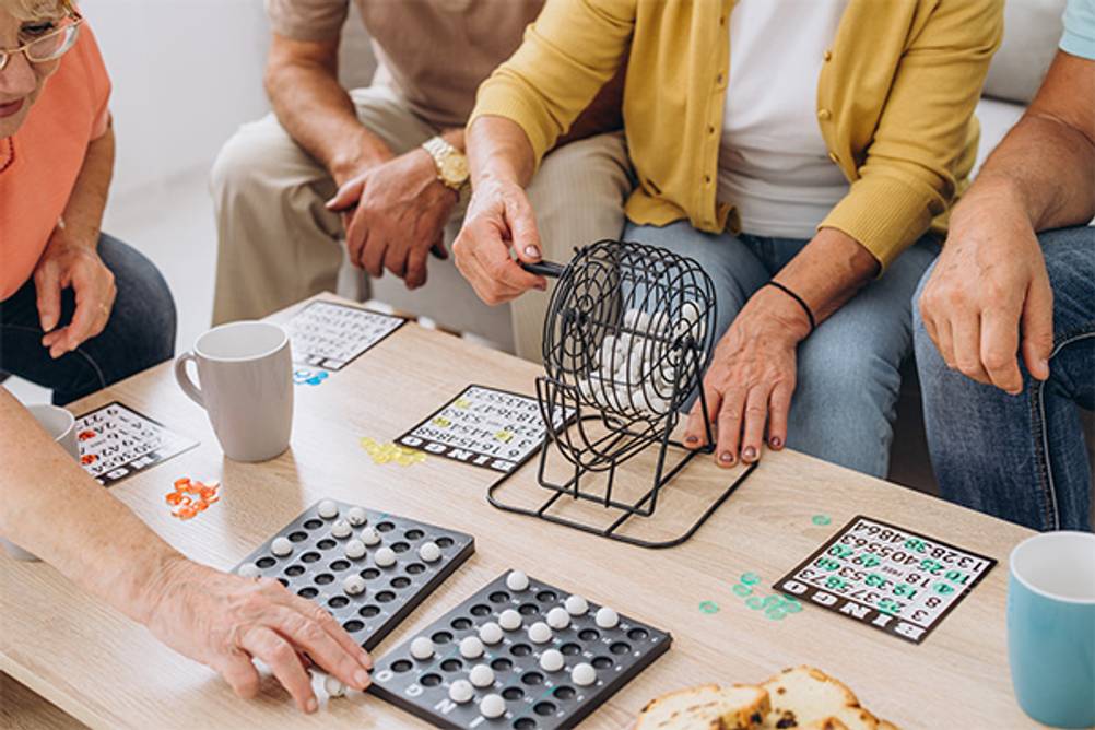 Bingo-Spiel im Test: Einige Senioren, die gemeinsam Bingo spielen.