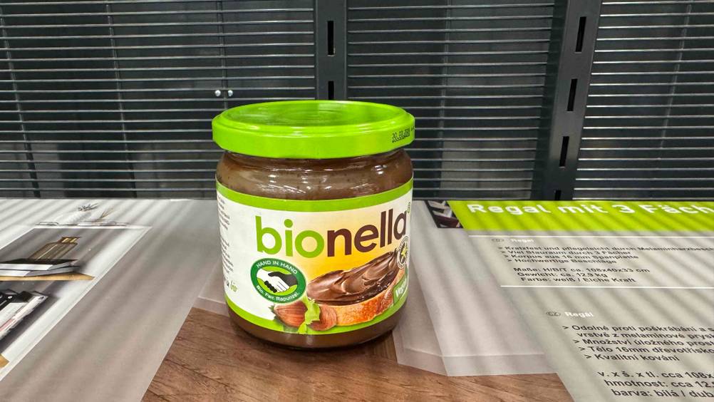Bio-Brotaufstrich-Test: Ein Glas von schräg oben auf einem Karton.