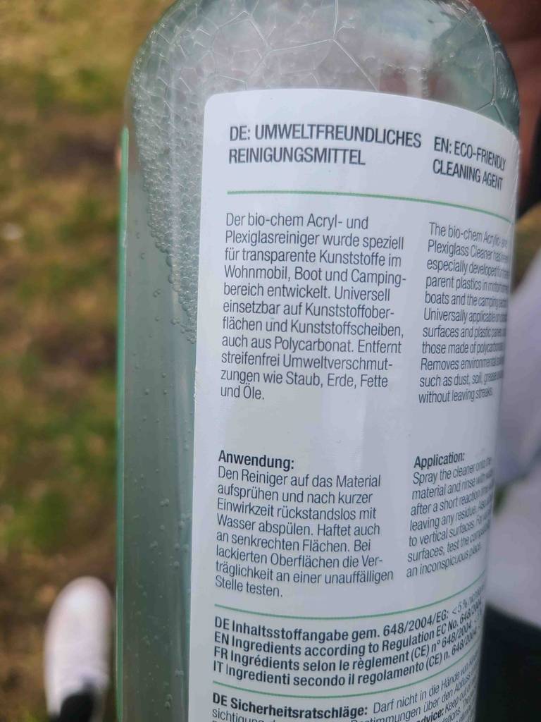 Auf der Rückseite der Flasche getesteter Kunststofffenster-Reiniger stehen Informationen zur Anwendung.
