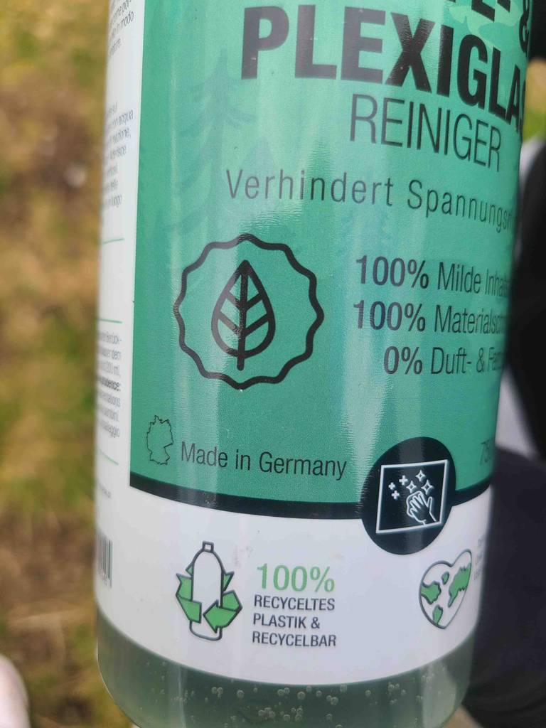 Kunststofffenster-Reiniger im Test: Auf der Vorderseite der Flasche stehen Informationen zum verwendeten Material.