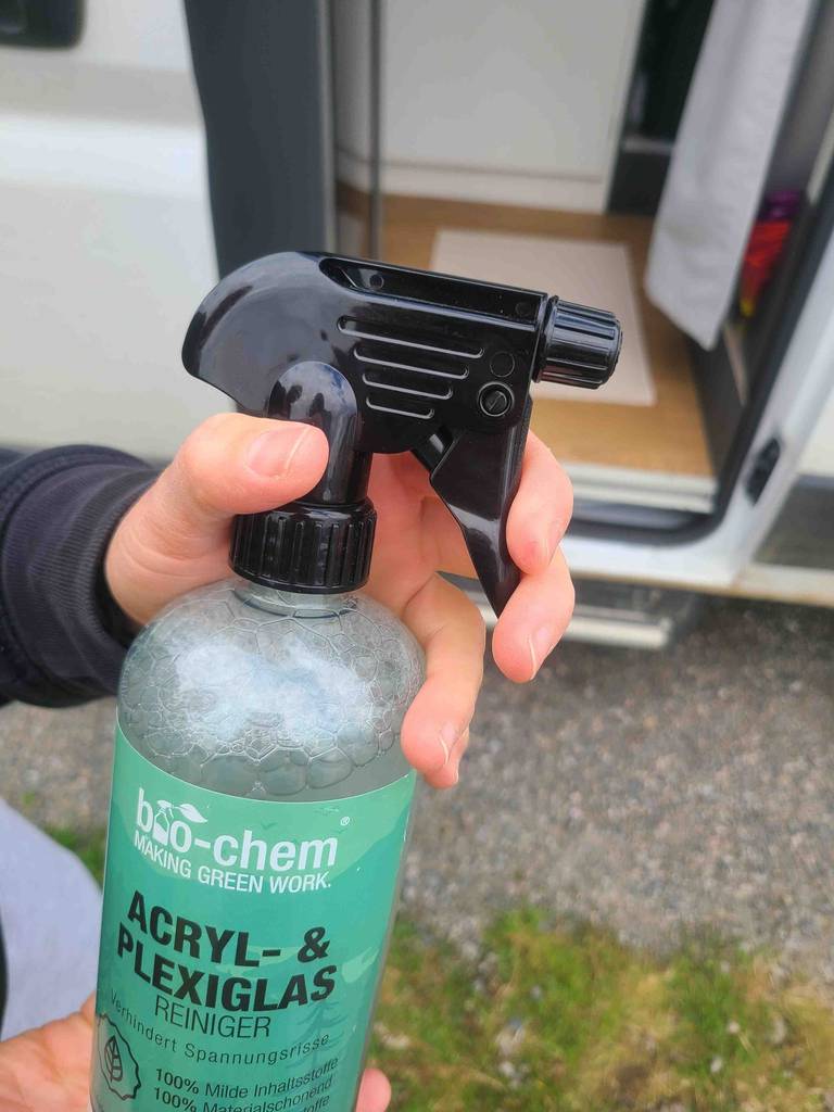 Kunststofffenster-Reiniger im Test: Eine Hand betätigt den Sprühkopf.