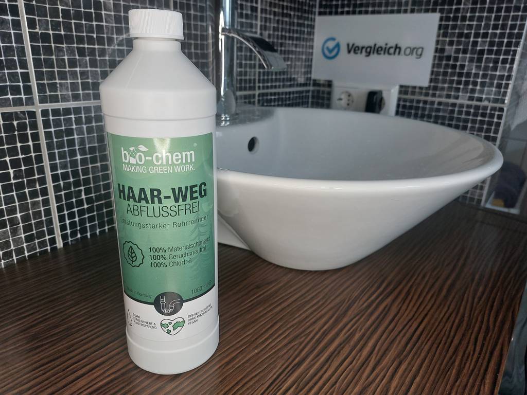 Rohrreiniger-Test: eine Flasche Rohrreiniger steht vor einem Waschbecken.
