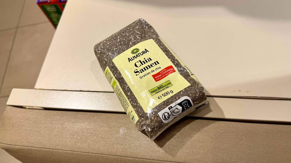 Bio-Chia-Samen-Test: Eine Packung von oben auf einer hellen Fläche liegend.
